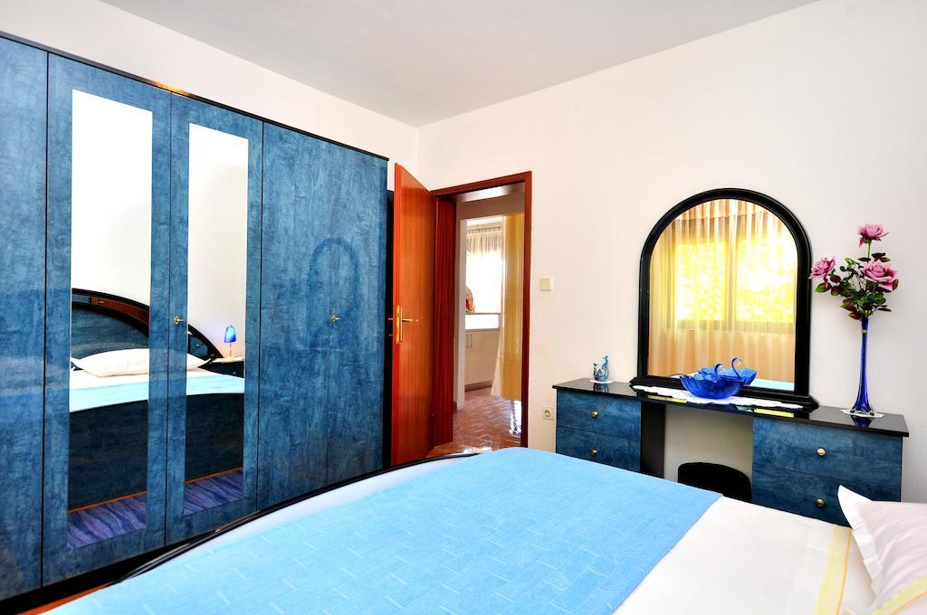 Apartments Sakal Trogir Rum bild